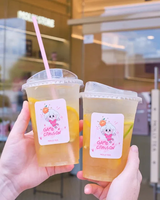 Molly Tea has a new drink perfect for these hot summer days ☀️ Not too tart, not too sweet,the premium jasmine citrus is super refreshing since it's light, aromatic, and cold. The fresh lemon, lime, and orange slices give the jasmine green tea a subtle addition of flavor. It's lightness makes it a great summer drink! 🍊🍋‍🟩🍋

#MollyTea #MollyTeaHouston #GameOnCitrusOn #针王柑橘