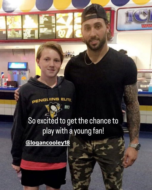 A young @logancooley18 once got a picture with Vincent Trocheck (@trocheck_21), and now they both play for the @utahmammoth! 😂

(📸: @trocheck_21)
