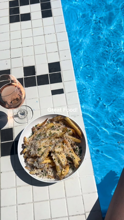 If you were looking for a sign to book a day pass at Lakeview Pool Lounge... this is it✨☀️👌