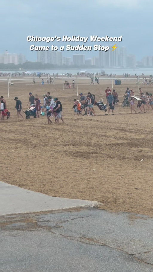 Packed one minute. Empty the next. That’s Chicago weather for you. 🌧️🏖️

#chicagoweather #fourthofjulyweekend #chicagosummer #chicagogram #chicago