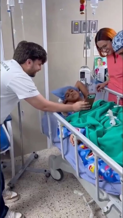 🥺 𝐖𝐚𝐢𝐭 𝐟𝐨𝐫 𝐢𝐭 𝐮𝐧𝐭𝐢𝐥 𝐭𝐡𝐞 𝐯𝐞𝐫𝐲 𝐞𝐧𝐝.. ❤️🇻🇪

Cristiano Ronaldo saw the message of the Venezuelan boy who lost everything after the earthquake and he took action ❤️‍🩹🙏🏼

In addition to sending him words of encouragement, he invited Andrés to meet him: “I want you to attend one of my games!”.

Congratulations, Cristiano. 𝐖𝐞 𝐥𝐨𝐯𝐞 𝐭𝐡𝐢𝐬 𝐠𝐚𝐦𝐞! 👏🏼

Sending strenght and all best wishes to Andrés 💭

@armandopoyo 🎥