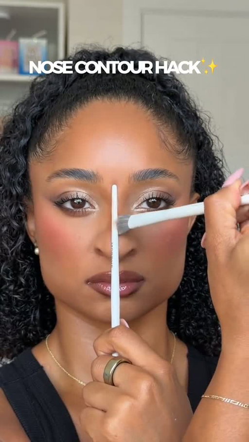 The EASIEST nose contour hack!  @mayareneebeauty 😍 #nosecontour #makeup #makeuphack #nosecontourhack