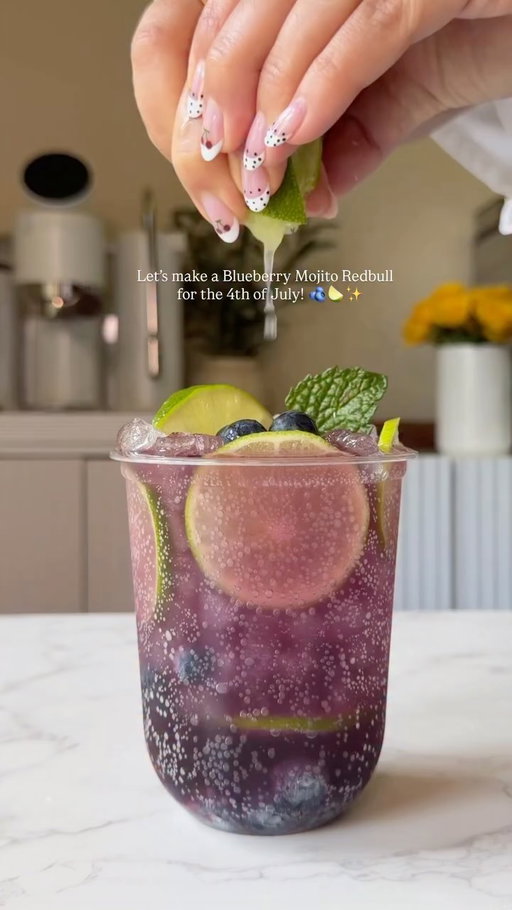 This is the Red Bull drink to add to your 4th of July plans 🫐🍋‍🟩🇺🇸✨

#redbull #usa #4july #blueberry #mojito