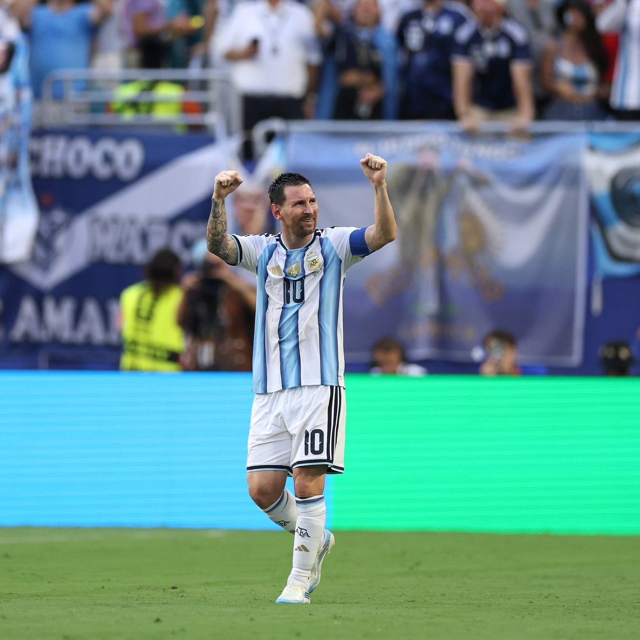 🏆 #FIFAWorldCup 

🐐 Otro grito del mejor de todos

🫂 Otro grito del pueblo argentino 🇦🇷

🗣 Leo Messi para que #Argentina le gane, de momento, 1-0 a Cabo Verde