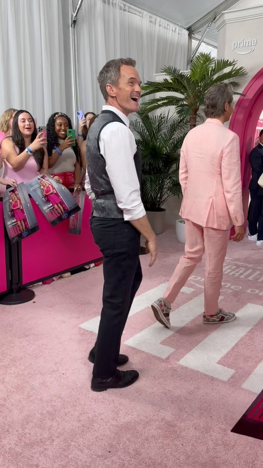 @dbelicious (Chad) and @nph at the world premiere of @elleonprime in NYC🍿📓💖🎀

#elleonprime #neilpatrickharris #barneystinson #legallyblonde #redcarpet