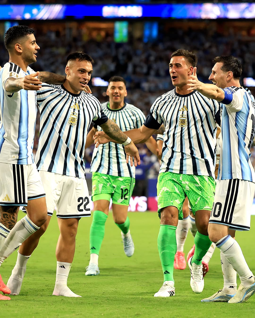🏆 #FIFAWorldCup 

🗣 ¡GANÓÓÓÓÓ LA SELECCIÓN! A octavos de final 🫶

⚽ #Argentina 🇦🇷 3 (Lionel Messi, Lisandro Martínez y Cristian Romero) - Cabo Verde 🇨🇻 2 (Deroy Duarte y Sidny Lopes Cabral)

#TodosJuntos