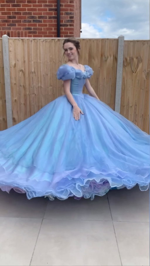 Valentines Vaults: Cinderella live action ballgown 💙

Hi so this dress is my top of the list to remake as soon as I get the chance! I loved how the original turned out when I made it but I know I could improve sm with all the skills I have learned so keep an eye out for a new upgraded version soon!!! 🤭

#cinderella #disney #sewing #diy #cosplay