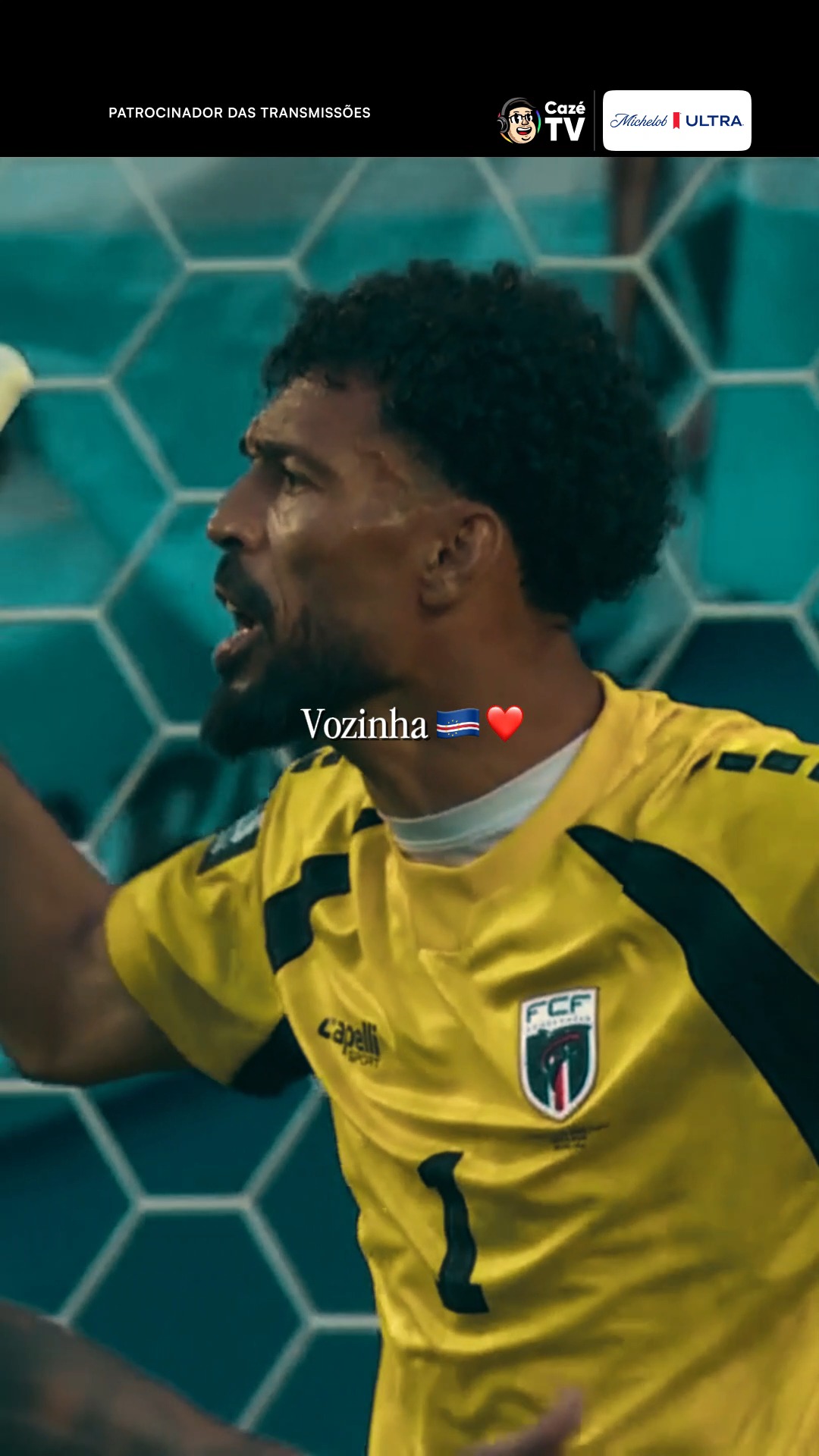 Ele não vestia as nossas cores, mas a cada salto, parecia carregar o Brasil no peito. Vozinha, o eterno guardião de Cabo Verde, transformou as traves em um palco de pura poesia e bravura. Suas mãos, calejadas pela esperança, espalmaram não apenas a bola, mas qualquer descrença. O placar frio pode ter ditado a derrota, mas Cabo Verde caiu de pé, com lágrimas que refletiam a paixão de quem entrega a própria vida ao futebol. Choramos junto com ele, pois em sua dor, enxergamos a essência do esporte que tanto amamos. Ele não precisou levantar a taça para ser abraçado e coroado como um herói de todos nós. Vozinha partiu sem a classificação, mas levou o carinho impagável de milhões de brasileiros. Porque lendas nem sempre ganham o jogo, mas conquistam a eternidade na memória de um povo. Obrigado, gigante, por nos provar que a maior de todas as vitórias é vencer no coração. Obrigado, Vozinha! 🇨🇻❤️🧤

#CopaNaCazéTV #CoberturaCazéTV #cztv04 #Original #CaboVerde #Vozinha @michelobultrabr #SuperiorPOTM #BebaComModeração #PostContextualizado