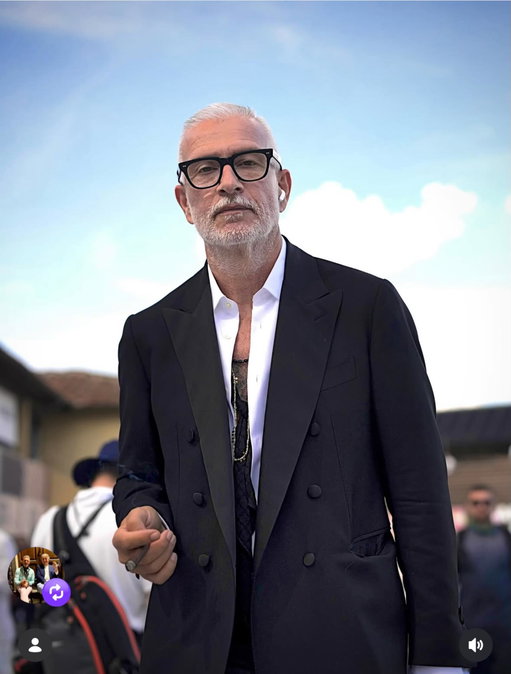 -If everyone applauds you, it means you’re playing small. -Se ti applaudono tutti, significa che stai giocando in piccolo. -During last Pitti Immagine Mr. Gianfrate wore a smoking jacket @e.po.ca . -Thanks to @innami_35 for this photo.