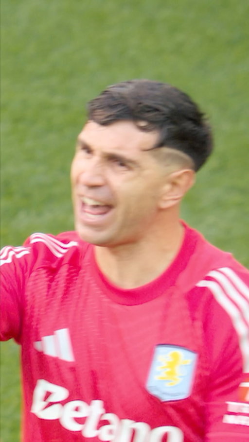 Emi Martínez 🤝 fingertip saves