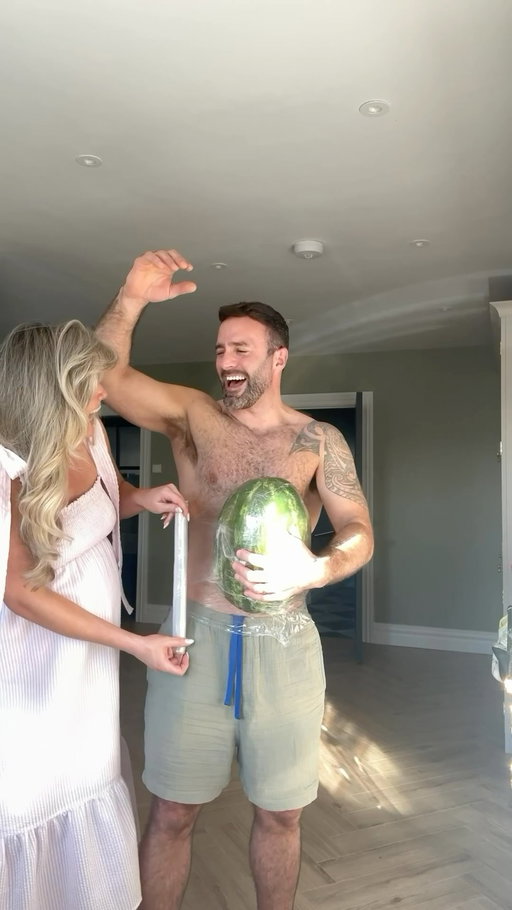Operation watermelon 🤰🏼🍉 Part 1 😂

Giving him a taste of how it feels to be 9 months pregnant for 1 hour 😆

#operationwatermelon