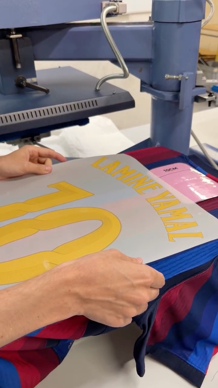 The first shirt. The first name. Lamine Yamal.

La primera estampació sempre és especial ✨
Simplemente, espectacular 😮‍💨