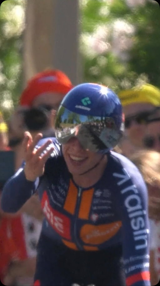 🤩 When you’re whipping the crowd into a frenzy to cheer on your team-mate!

🤩 Quand tu chauffes la foule pour encourager ton coéquipier !

#TDF2026 