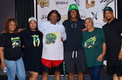 Helping the family and friends support @xavier.sabb 

@myplayerathlete x @myplayernext x @myplayercommits 

Congrats to you and your family, go 🦆’s

📸: @killakxy