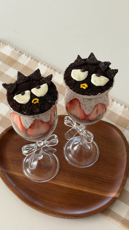 let’s make badtz-maru strawberry cookies n creme shortcake cups 🍓I couldn’t forget this underrated king 🖤

#badtzmaru #sanrio #sanriocharacters #strawberry