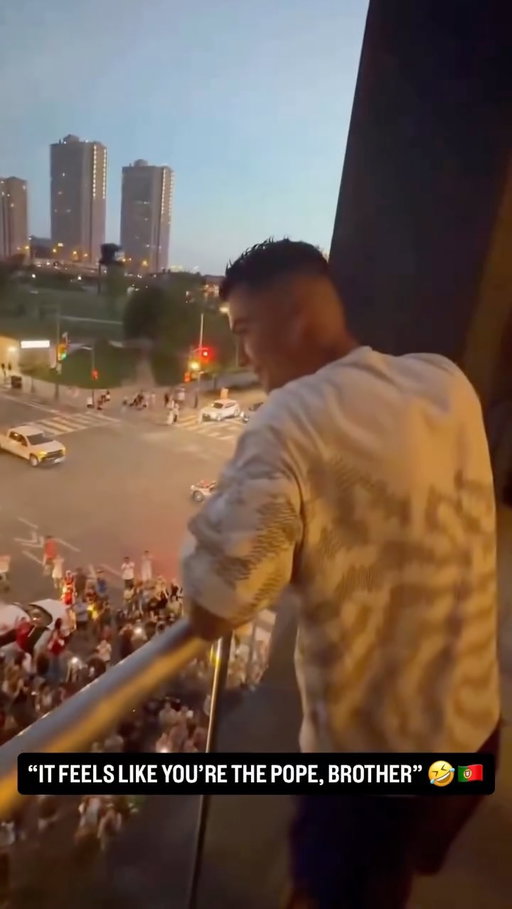 😭⛪️ “𝐘𝐎𝐔 𝐒𝐄𝐄𝐌 𝐋𝐈𝐊𝐄 𝐓𝐇𝐄 𝐏𝐎𝐏𝐄, 𝐁𝐑𝐎!” 😂

Diogo Dalot to Cristiano Ronaldo with fans going mad 😁🇵🇹