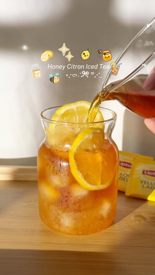 My favorite whenever I want something refreshing 🤭✨ one Honey Citron Iced Tea pls :>> 

i super love @daylightdelightsph ‘s burnt basque biscoff cheesecake 😩🤎

Honey Citron Tea Jam from some random korean store tho hehe

#homecafe #icedtea #tea #cafe #summerdrinks 
Honey Citron Iced Tea • Iced tea • aesthetic • homemade • recipe
