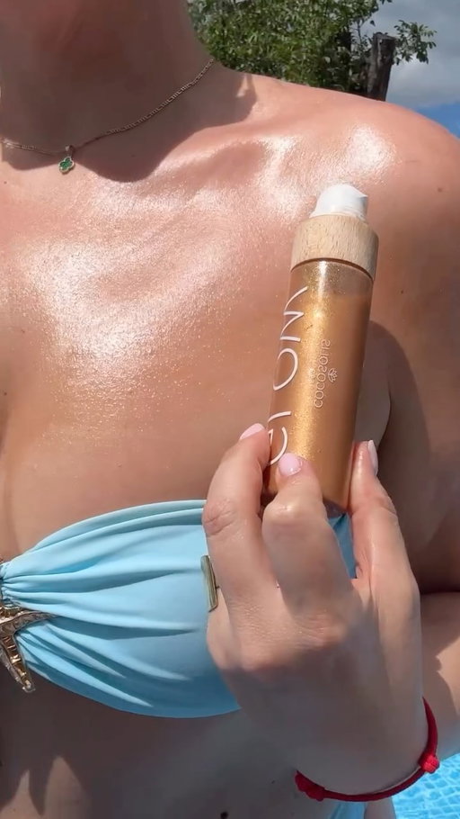 Leto je v plnom prúde a bez krásne rozžiarenej pokožky si ho ani neviem predstaviť. ✨ Na dekolt, ramená aj nohy momentálne siaham po trblietavom telovom oleji Cocosolis z Natureal. Dodá pokožke nádherný glow, krásne zvýrazní opálenie a na slnku vyzerá jednoducho úžasne.

🤎 Aký je tvoj obľúbený produkt na letný glow? Som zvedavá na tvoje tipy.

.
.
🇬🇧 Summer is in full swing, and I can’t imagine it without glowing skin. ✨ Lately, I’ve been reaching for the Cocosolis shimmer body oil from Natureal on my décolletage, shoulders, and legs. It gives the most beautiful glow, enhances your tan, and looks stunning in the sunshine.
🤎 What’s your favourite product for that perfect summer glow? I’d love to hear your recommendations.
#letnyglow #cocosolis #bodyoil