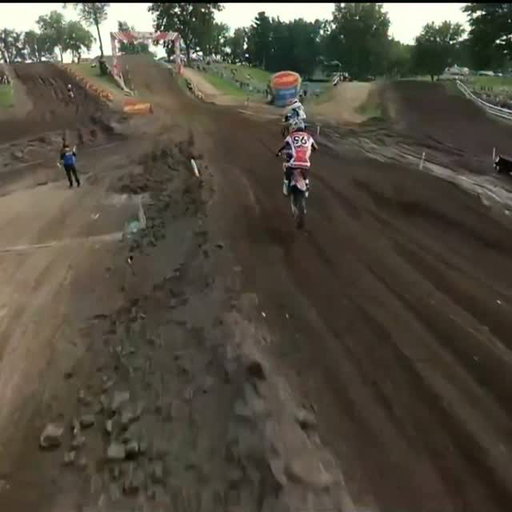 Hunter makes the move on Deegan and now is looking to chase down Prado 💪 

#ProMotocross #SMX #Honda
