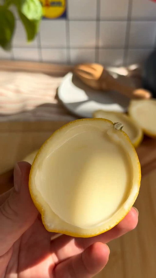 Kad dzīve dod citronus… piepildi tos ar desertu! 🍋✨ Svaigs, bet krēmīgs deserts, kas lieliski papildinās vasaras dienas. Izmēģini un atspirdzinies!

Pagatavošana:
1. Katliņā lej 200 ml saldā krējuma, pievieno 75 g cukura un rīvētu citrona miziņu. Masu silda līdz cukurs pilnībā izkusis.
2. ⁠Pievieno 30 g citrona sulas un visu kārtīgi samaisa. 
3. ⁠Izgrebtās citrona pusītēs lej sagatavoto masu un liek ledusskapī uz 1–2 stundām, līdz tā sastingst.