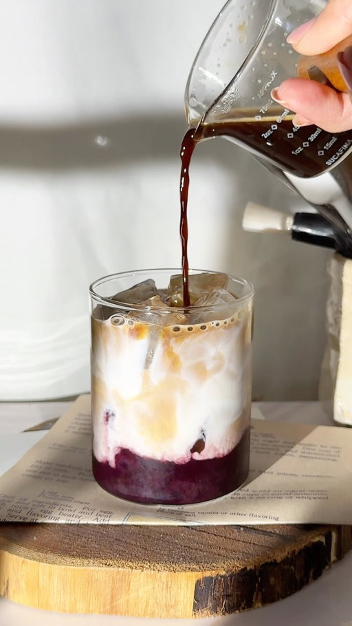 quick Iced Blueberry Latte 🫐☕️ 

Have you tried blueberry in a latte? I like it but I love strawberries more in a latte 🤭

#icedcoffee #coffee #latte #homecafe #icedcoffeeaddict 
cafe • iced blueberry latte • blueberry latte • aesthetic • viral • recipe • explore • drink