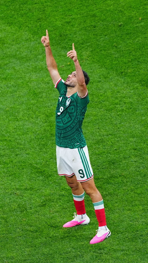México es la tierra de los que nunca se rinden ni dejan de creer o alentar, los que trabajan duro por cada meta, los que apoyan sin dudar.

Los que sueñan sin fronteras, los que siempre están dispuestos a luchar y los que saben que con unidad, esfuerzo, fe y trabajo no hay imposibles de lograr.

Hoy es dejarlo todo dentro y fuera de la cancha como si no hubiera mañana y con la certeza de que dejamos el corazón y el alma en cada jugada y cada grito para apoyar.

Hoy el país entero se mueve, hoy el mundo vuelve a vibrar con el #SomosMéxico y más. 💚🤍❤️