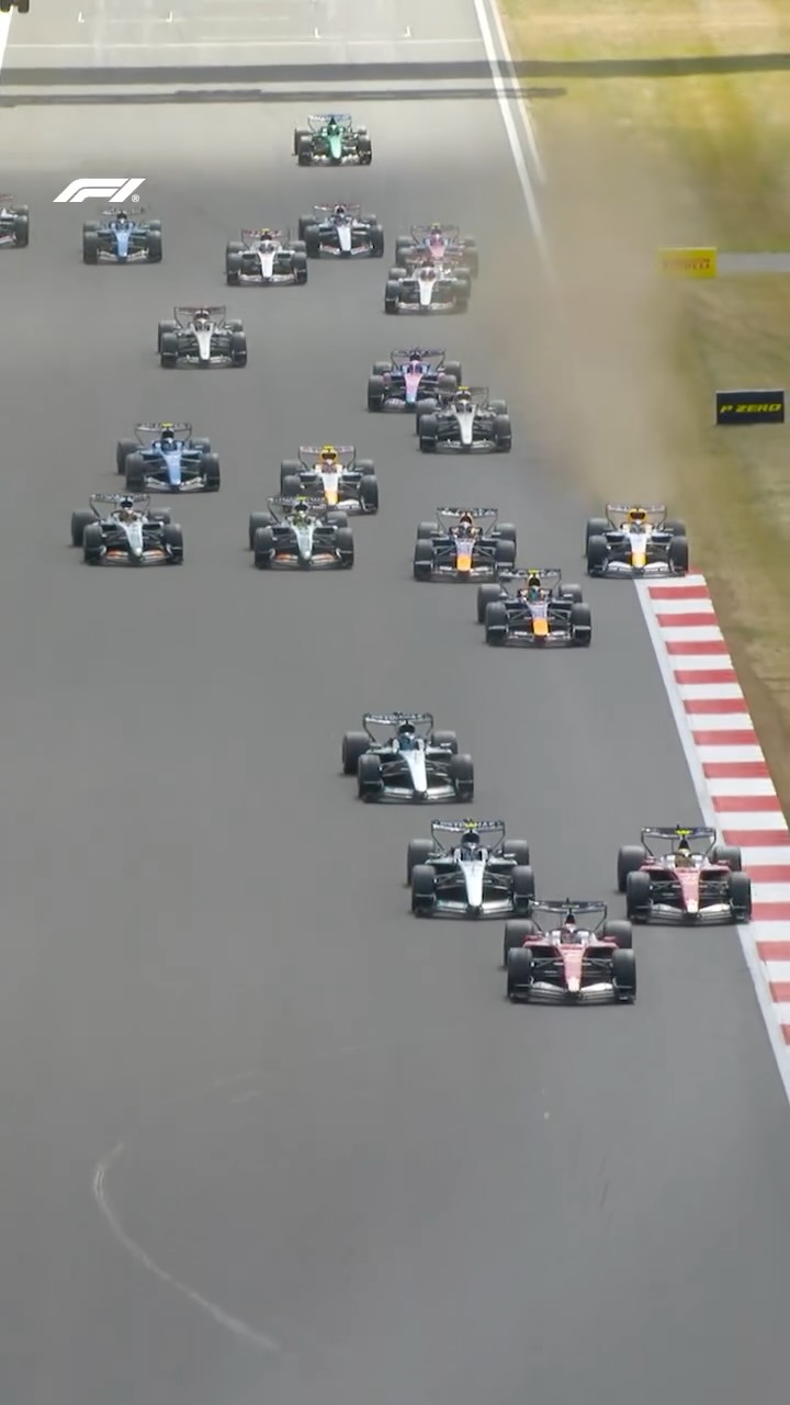 THE BRITISH GRAND PRIX IS GO!! 😮‍💨

Charles Leclerc and Lewis Hamilton are immediately past Kimi Antonelli as the pack jostles for position behind 😱

#F1 #Formula1 #BritishGP