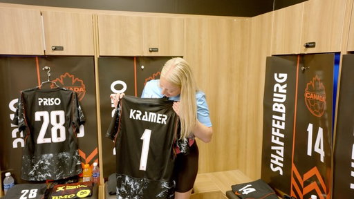 Congratulations Jenna on winning the ultimate, once in a lifetime #unleashyourmightyfan experience, cheering on @canadasoccer ⚽🍬

Félicitations à Jenna d’avoir remporté l’expérience ultime #LibèreLeSuperFanEnToi, une occasion unique dans une vie, pour encourager @canadasoccer ⚽🍬