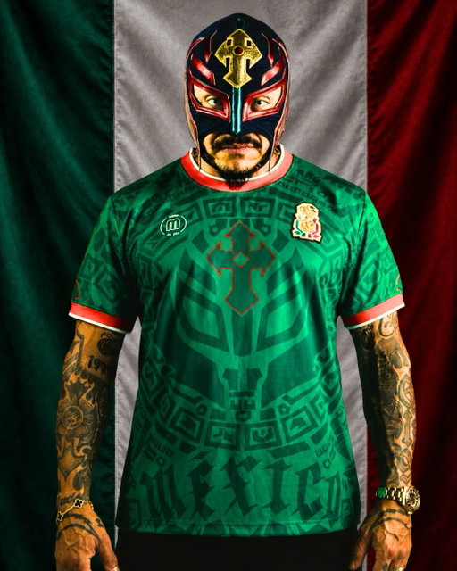¿Y si sí?! 🇲🇽 Creé una camiseta junto @mundialmag que celebra a México, la lucha libre y el fútbol. Presentada por Rey Mysterio vs La Oscuridad. Ya disponible. Link en mi bio.