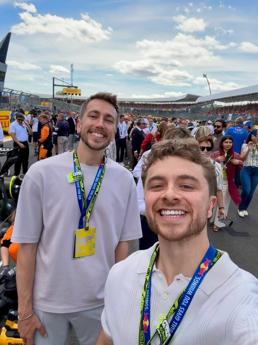 Sunday grid walk, F1 and a roast ❤️

@redbulluk
