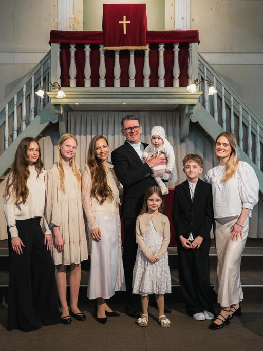 Jaunākās meitiņas Grētas Pērles svētīšana🤍

Īpašā dievkalpojumā svētījām mūsu ģimenes jaunāko bērniņu, kad nesām viņu draudzes priekšā, lai kopīgi pateiktos un lūgtu Dieva svētību viņas dzīvei, kā arī mācītājs svaidītu ar smaržīgu eļļu🤍

Vēl īpašāk, ka šo svētības lūgšanu meitiņa varēja saņemt arī no sava mīļā tēta @peterissprogis 🤍

Pateicībā @ventspils.baptistu.draudze 🤍

“Laidiet bērniņus pie Manis un neliedziet tiem, 
jo tādiem pieder Dieva valstība.”
 /Marka evaņģēlijs 10:14/ 

Foto: Markuss Kutumovs
 @marku55_k