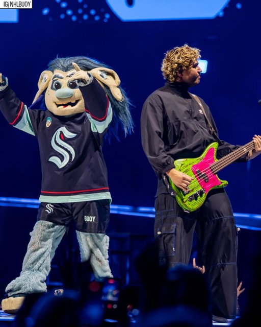 Did someone say MORE @5sos? 😉

@predsgnash and @nhlbuoy joined them on stage at their recent shows at @bridgestonearenaofficial and @climatepledgearena! 🌟