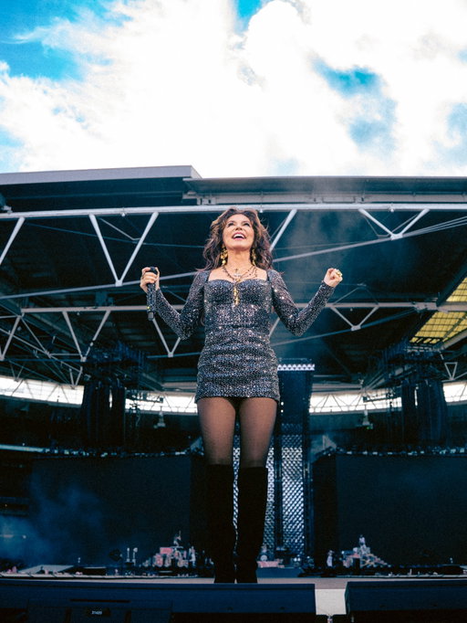 C’est fini! 12 Wembley shows is a marathon not a sprint and I wanted to cross the finish line triumphant! Thank you again @harrystyles for the memories. You have the greatest fans! Thank you to all my friends and fans who came to shows and supported me. 

I’m nothing if not spontaneous, so when @marcusmumford called and asked me to come and sing at Hyde Park I followed my heart right to @bsthydepark and one of my favourite venues in the world. Thank you to @mumfordandsons that was an absolute party and I loved every minute of it!!!

Leaving London with an overflowing cup - happy and grateful 😌