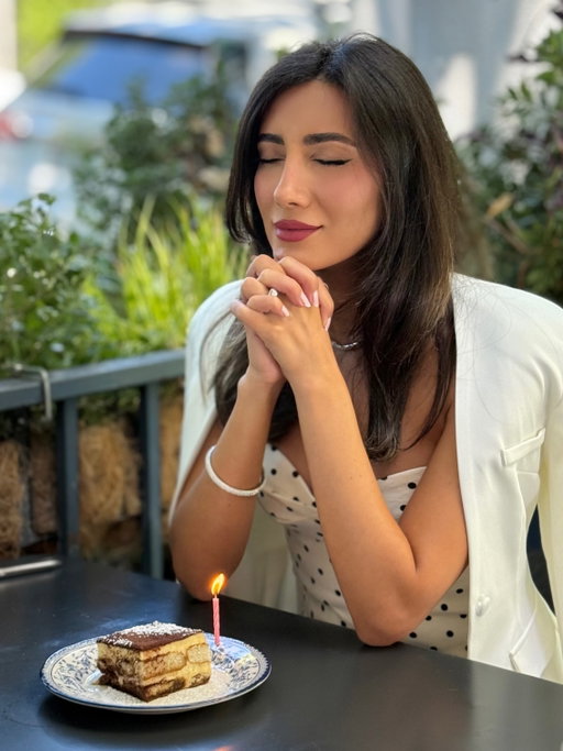 هرسال چند تا آرزو ميكردم، ولى امسال فققط يكى
ايران آزاد و آباد 

همين و بس❤️
