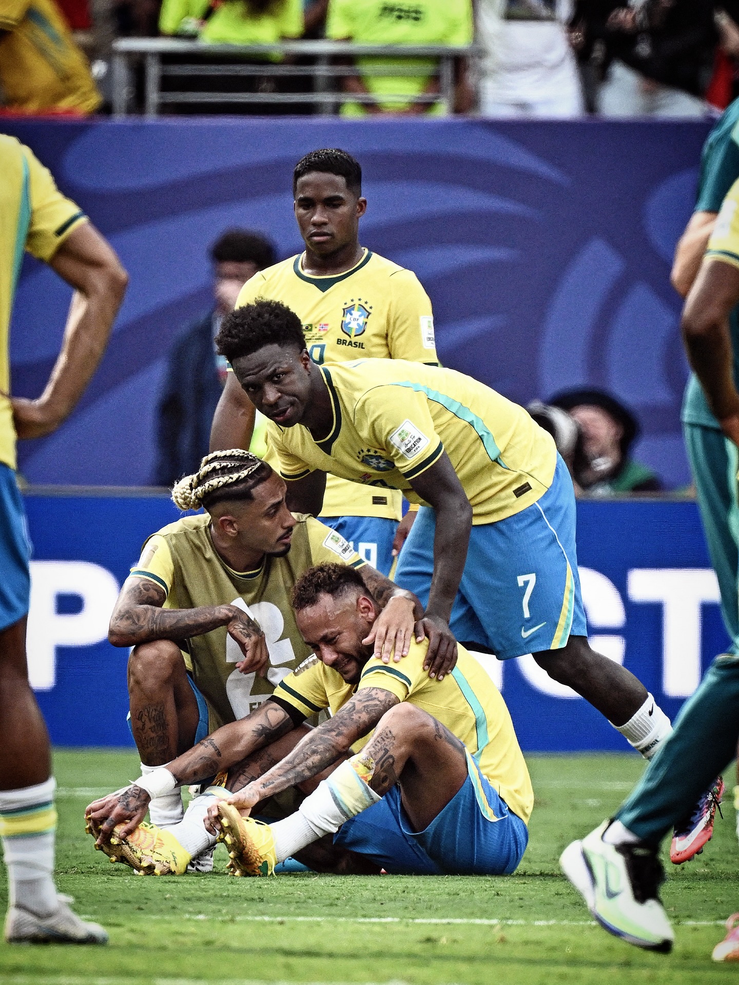 💔🥺 Vinicius Jr and Raphinha went to console Neymar Jr who collapsed on pitch in tears, 𝒅𝒆𝒗𝒂𝒔𝒕𝒂𝒕𝒆𝒅.. 🫂