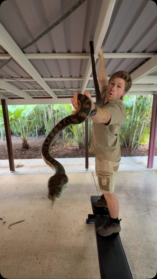 Giving a helping hand to someone who doesn’t have any! 🐍
