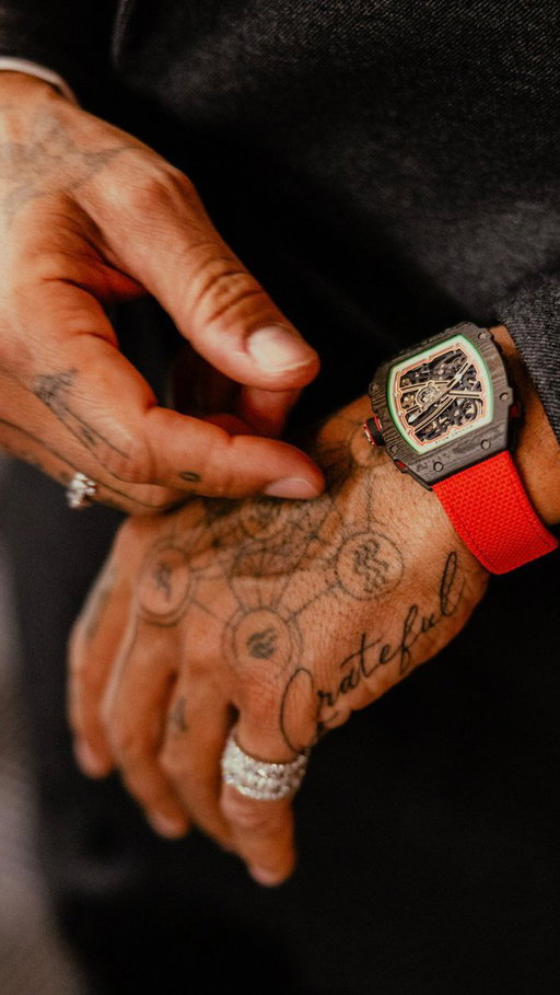 HOW LEWIS’S £1.2 MILLION RICHARD MILLE GETS DELIVERED TO HIM BEFORE PODIUM

#lewishamilton #britishgp #F1 #richardmille #luxurywatches
