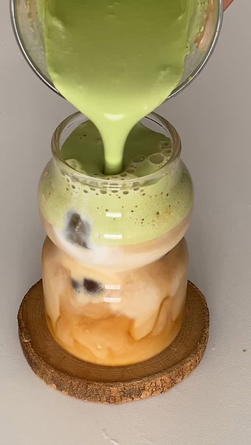 Coffee with matcha cream 🍵☕️
Love this creamy combo 🥳

2 tsp matcha, cream maybe 60-80ml?🫢,1 shot espresso, cow milk