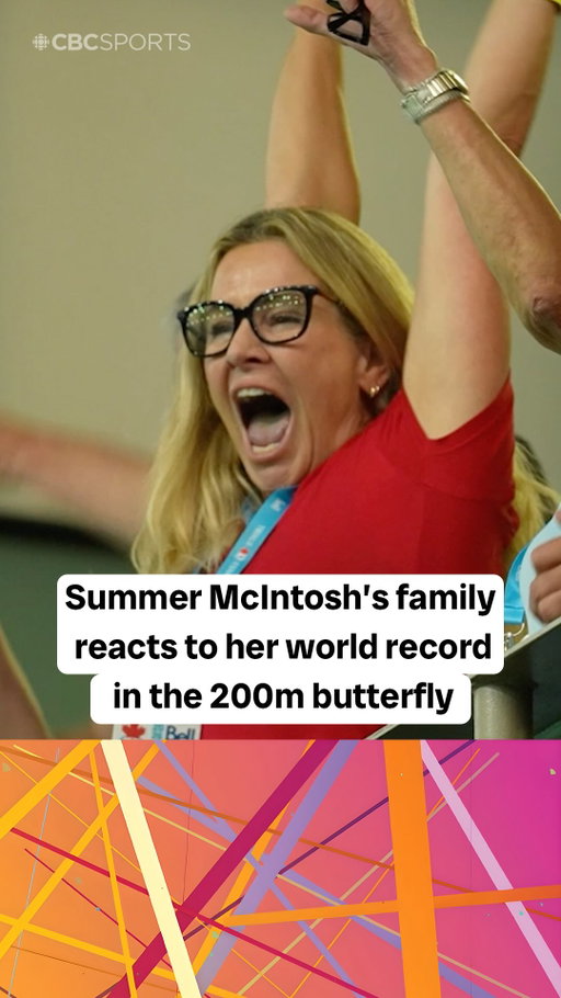 The family love is strong for @summerrmcintosh as she breaks the 200m butterfly world record🥹❤️