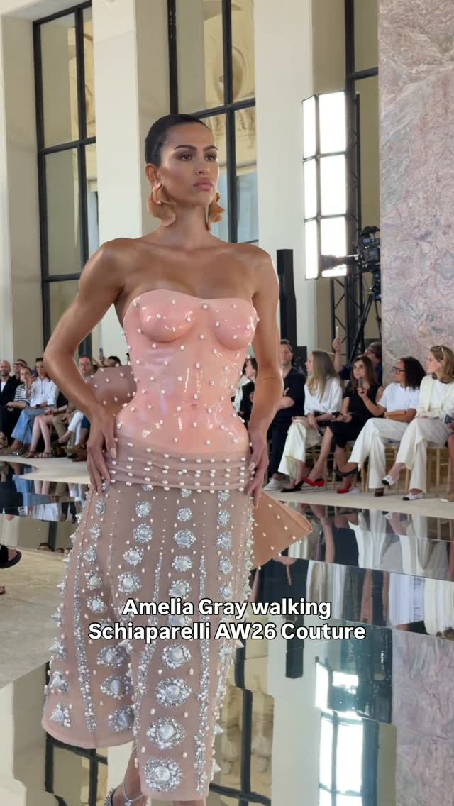 @ameliagray walks the @schiaparelli AW26 Couture show in Paris 🎀

#DazedFashionTV #schiaparelli #ameliagray
