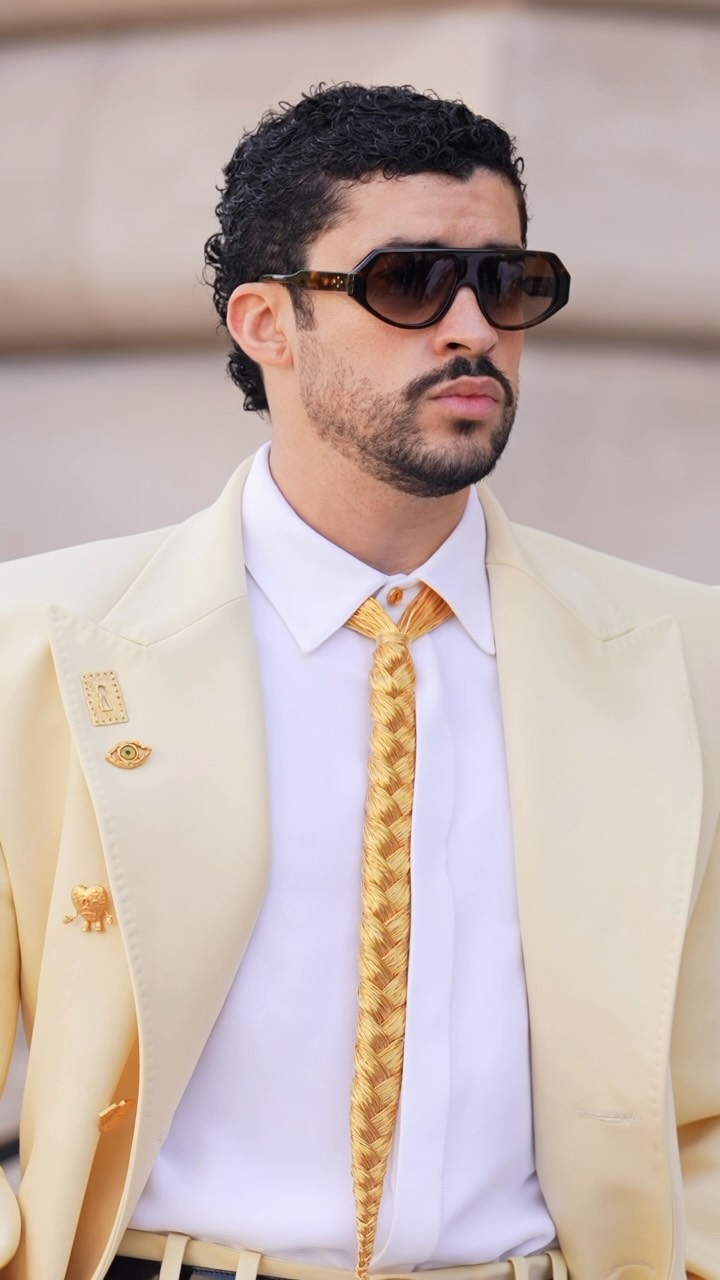 Bonjour #BadBunny! Benito stepped out this AM for the @schiaparelli couture show in Paris looking absolutely ravishing if we do say so ourselves. 💛

🎞️: @gettyimages
