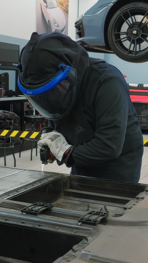 Inside the shop with our Porsche technicians as they rebuild the 800-volt high-voltage battery on a Taycan under warranty. From charging the replacement cells to replacing the affected modules, every step is handled with precision to get this Taycan back on the road the right way.
•
•
•
•
•
•
#porscheperformance #porsche #porschelife #porschelifestyle #gaudinporsche