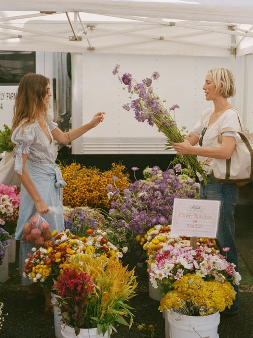 Friends that cook together, stay together. @elainadbellis and @crittycat00 spent the day at the market locating the yummiest produce & freshest blooms. The feast that followed was one worth remembering… This is what summer days are made of 🌞