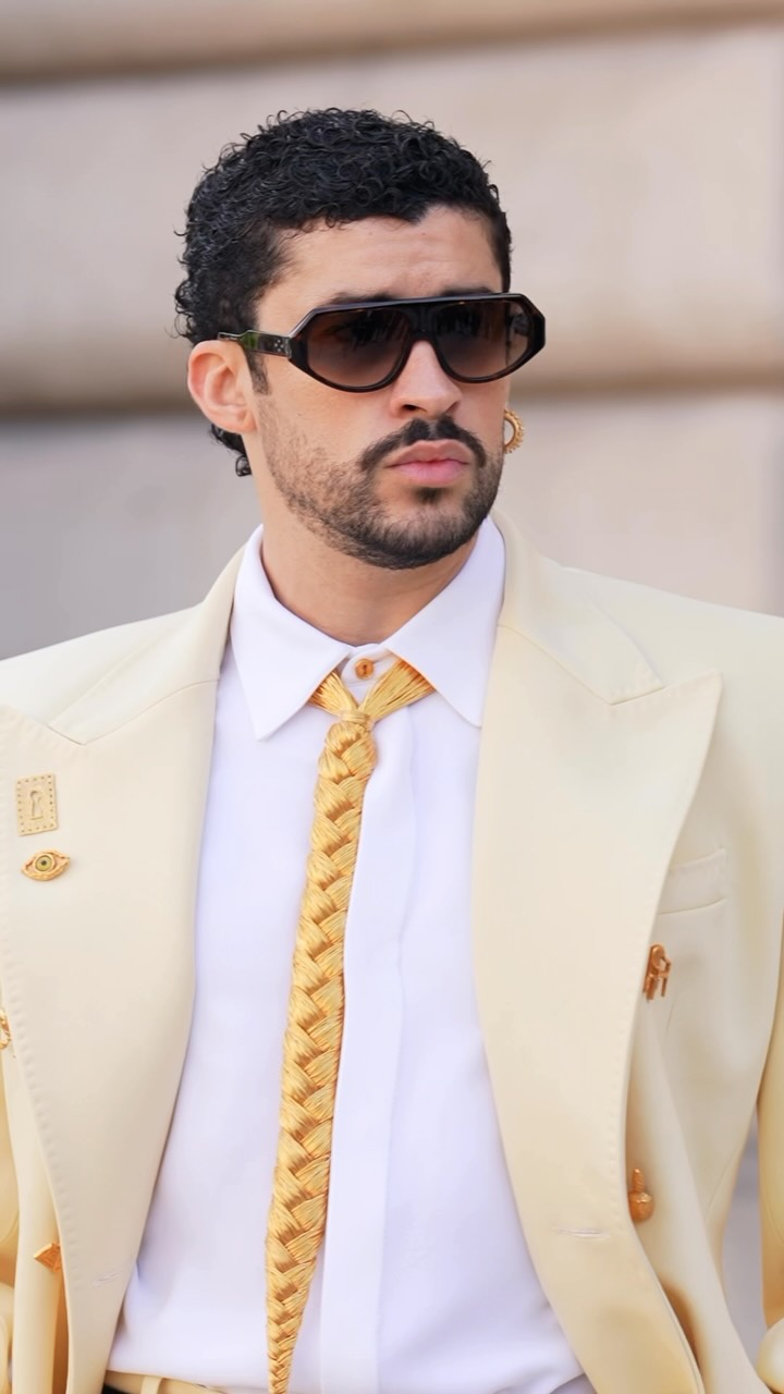 #BadBunny llegando al desfile de Schiaparelli Haute Couture en el Paris Fashion Week‼️🐰
.
Sigue a @reggaetontv para más contenido