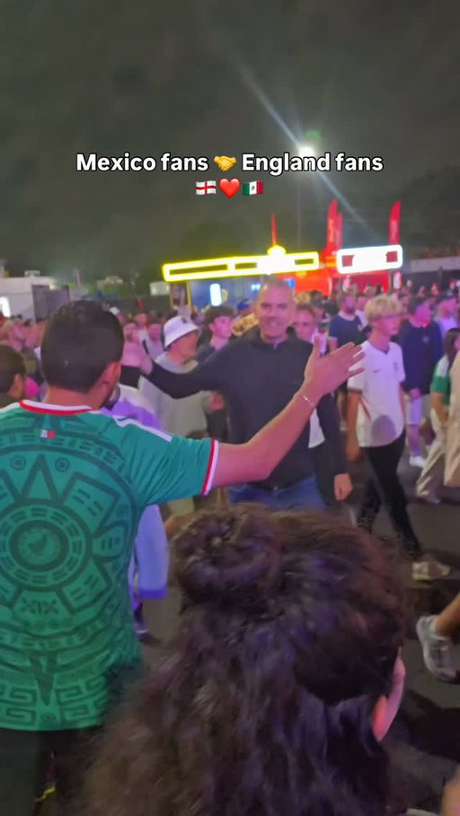 Mutual respect 🫡 

Mexico and England fans share a moment after their Round of 32 thriller in Mexico City 🇲🇽🤝🏴󠁧󠁢󠁥󠁮󠁧󠁿