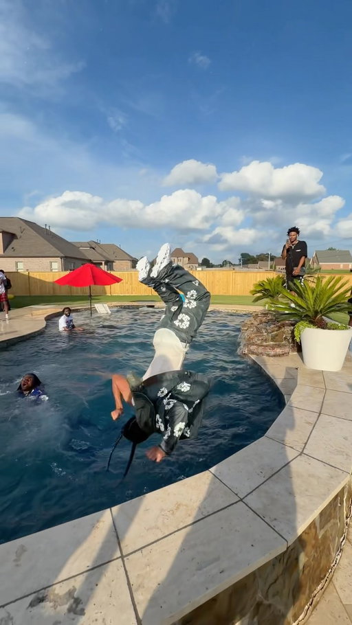 in full denim fits 😭🙏🏽 @denimtears 

follow @rayodigie for more 

#slicing #memphis #poolparty #summer #pool