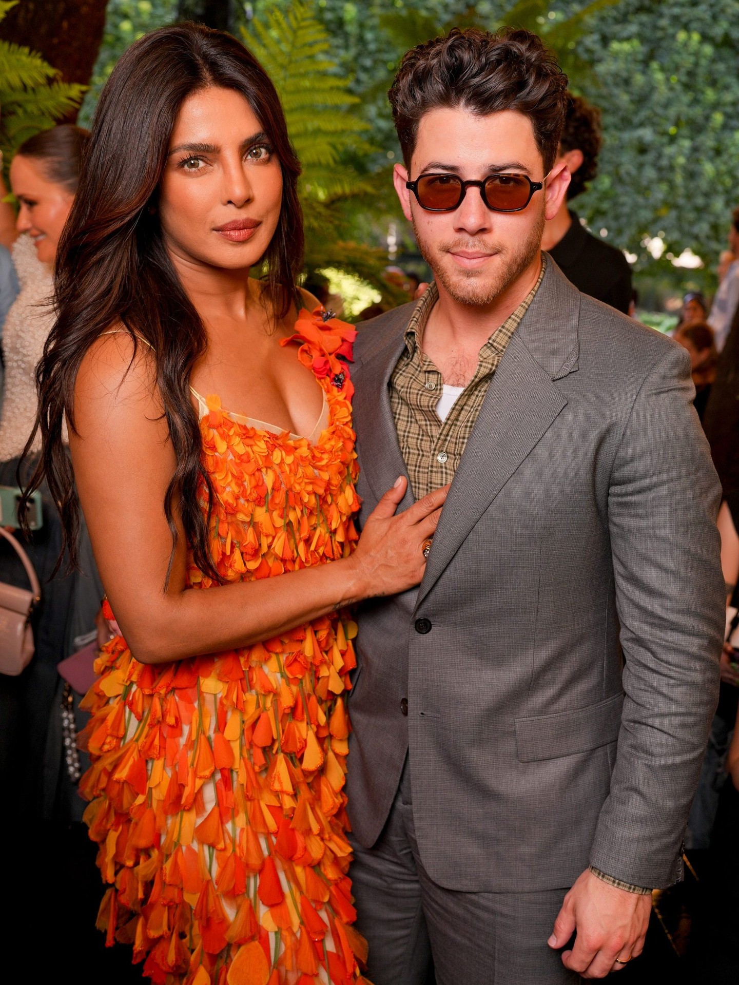 Priyanka! Nick! Sabrina! Ella! Ethel! @jonathan.anderson's @dior crew showed up and showed out for the couture show today during #ParisFashionWeek. Swipe through to see everyone from familiar friends of the house like #SabrinaCarpenter and #PriyankaChopra to new faces like #EllaBright and #flowerovlove who arrived at the show.

📷: @gettyimages