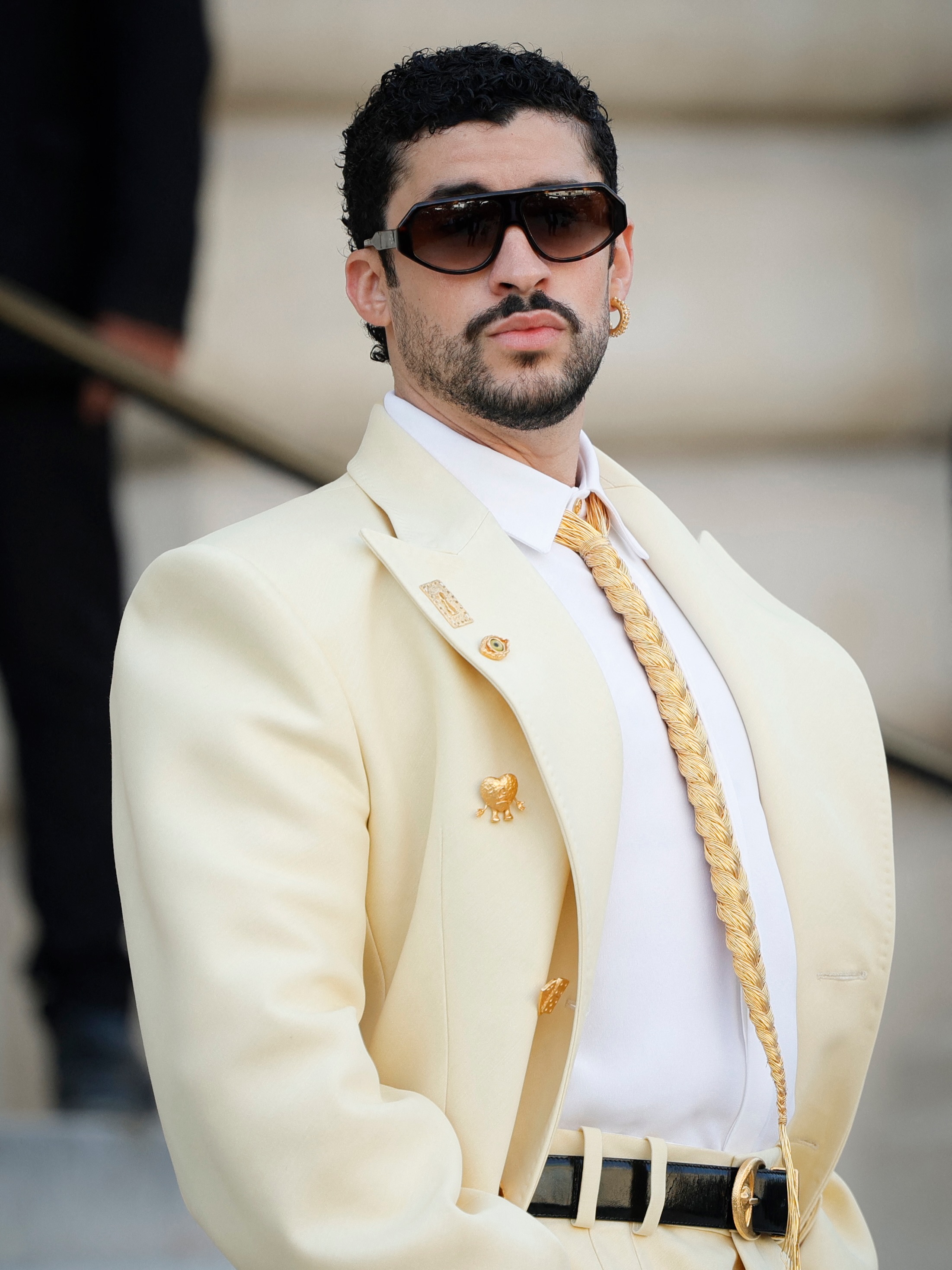 Suddenly our favourite colour is yellow! 🤭😍💛

#badbunny attended the Schiaparelli show during Paris Haute Couture Week and we are officially speechless after seeing these photos! 

How would you rate his outfit? 

📸: Getty