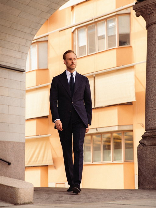 For the love of Fresco and the simplicity of Navy and Grey - Some might say it’s boring, I call it classic elegance and there’s something truly iconic with a Navy or Grey suit in the high twist Fresco wool by @hardyminnis. Sturdy, cool, wrinkle resistant and drapes like a dream which makes it one of the greatest option for formal suits during at least three of the four seasons. The Fresco Suit has been a cornerstone in the Sartorial Project by @stromsmanandwoman for many years now and for a very good reason. So which one is your favourite? Navy or Grey?