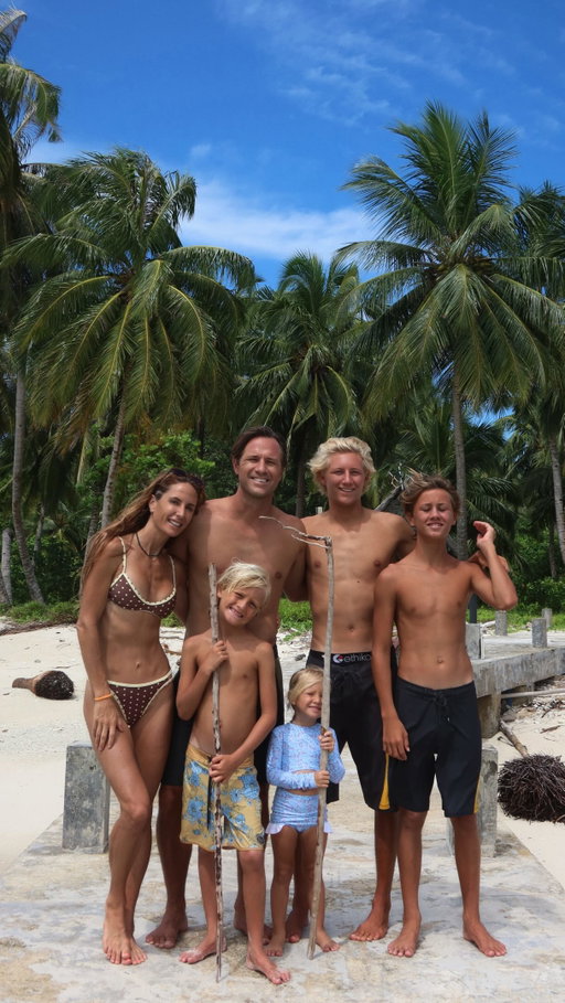 We made it!!📍Three flights, one boat, and a canoe are all it takes to drop into paradise! 🏝️
So many of you guessed right… we’re back at our favorite place on the planet, @kanduivillas!! 
Looking forward to barefoot days, endless waves, family adventures, and slowing down in one of the most beautiful places we’ve ever been. We couldn’t be happier and more grateful to be back!! Side note- how did we do with this transition?! Haha ciel kinda nailed it eh!

#paradise #familytime